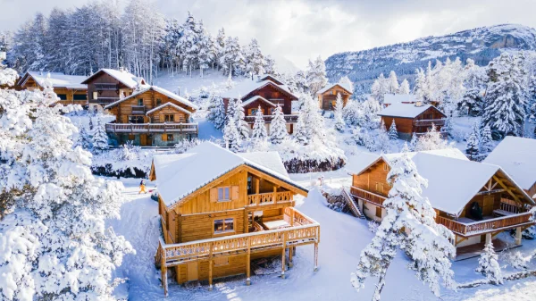 Hiver_Ambiance%20stations_Chalets%20enneig%C3%A9s_La%20Joue%20du%20Loup_%C2%A9OT%20Le%20D%C3%A9voluy_15-02-2022_drone%20(1).jpg